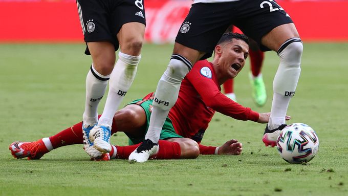 Divoké Euro. Ronaldo na kolenou přihlížel vlastňákům, Francie zažila maďarské peklo