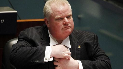 Skandály pronásledovaný starosta Toronta Rob Ford odmítá odstoupit. Radní ho proto zbavili notné části pravomocí. Nepomohla mu ani upravená vázanka. (19. listopadu 2013)