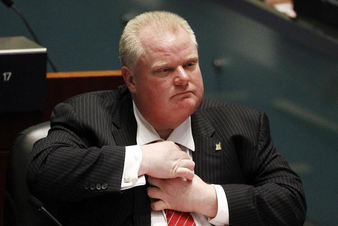 Skandály pronásledovaný starosta Toronta Rob Ford odmítá odstoupit. Radní ho proto zbavili notné části pravomocí. Nepomohla mu ani upravená vázanka. (19. listopadu 2013)