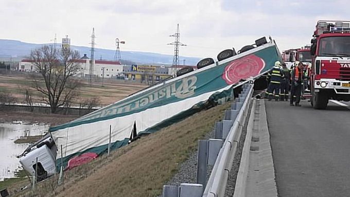 Zásilka z Plzně nedojela. Skončila vedle dálnice nedaleko Olomouce.