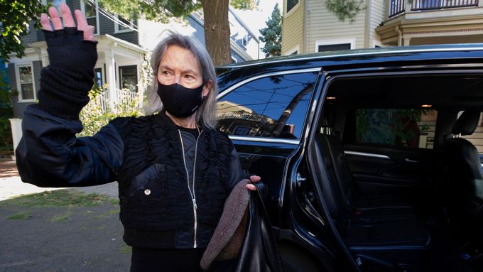 Louise Glücková nastupuje do auta před svým domem v Cambridge krátce poté, co se stala nositelkou Nobelovy ceny za literaturu.