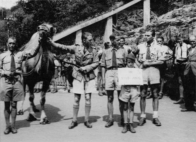 Snímek ze slavnostního předání velbloudice pražské zoo.