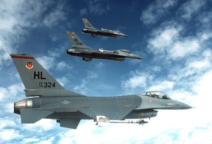 Pohled ze vzduchu na pravou stranu tříčlenné formace letounů F-16 Fighting Falcon.  Letouny z 388. taktického stíhacího křídla nesou střely AIM-9 Sidewinder. Rok 1982