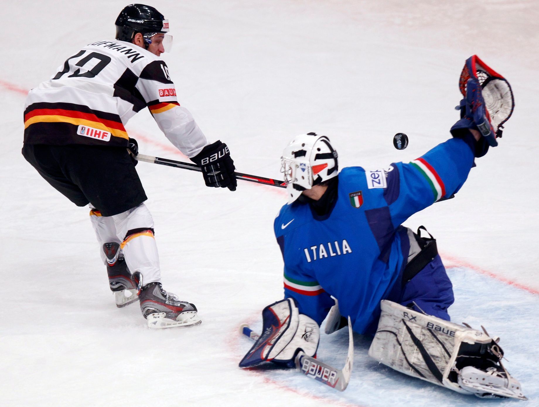 Evan Kaufmann a Daniel Bellissimo v utkání MS v hokeji 2012 Německo - Itálie