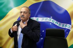 Brazilský senátor odstoupil, ve spodním prádle ukryl téměř 125 tisíc