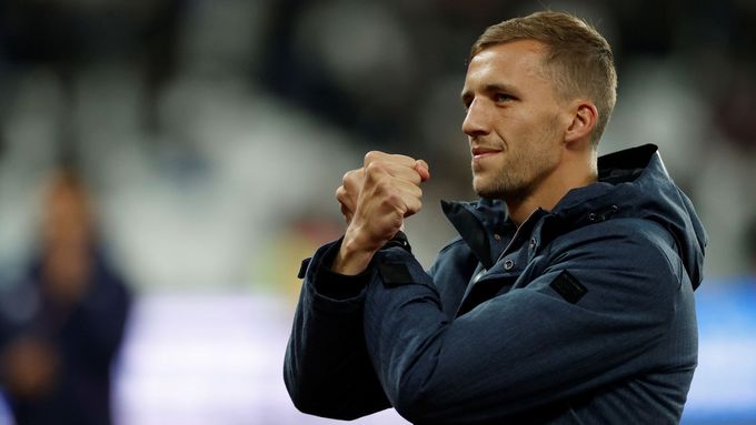 Český fotbalista Tomáš Souček ukazuje "kladiva" fanouškům West Hamu, jehož se stal posilou