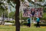Zemi vládne už čtvrt století prezident Nursultan Nazarbajev. Na lidi na ulicích shlíží z billboardů, a přestože si vybudoval kult osobnosti, Kazachstán je dnes nejbezpečnější a nejrozvinutější zemí Střední Asie.