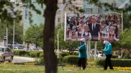 Zemi vládne už čtvrt století prezident Nursultan Nazarbajev. Na lidi na ulicích shlíží z billboardů, a přestože si vybudoval kult osobnosti, Kazachstán je dnes nejbezpečnější a nejrozvinutější zemí Střední Asie.