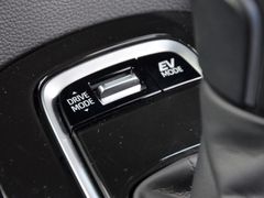 S dostatečně nabitou baterií lze Corolle krátkodobě v režimu EV vnutit jízdu čistě na elektřinu.