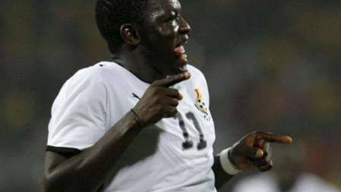 Fotbalista Ghany Sulley Muntari osalvuje vítězný gól proti Guineyi v úvodním zápase mistrovství Afriky.