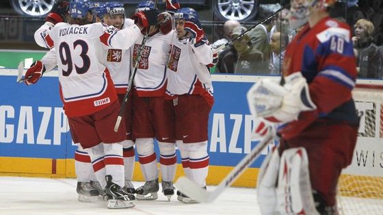 Takhle slaví zlatí hokejisté. Na ledě, na letišti i na Staromáku