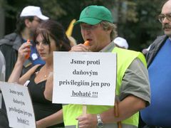 Jedny z mála transperentů, většina demonstrujících si vystačila s vlajkami, píšťalkami a řehtačkami.