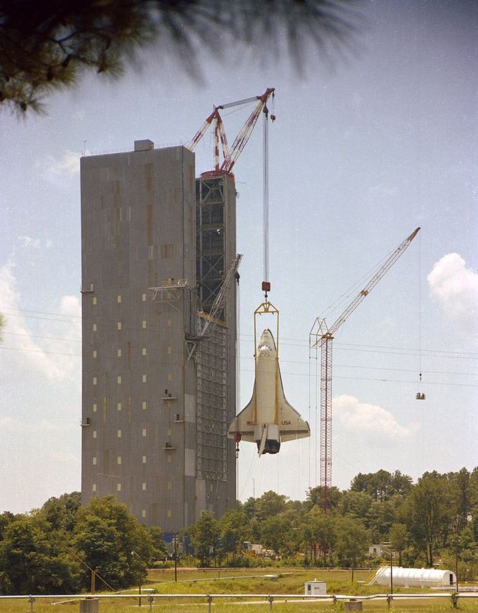 26. červen 1978. Testování raketoplánu Enterprise ve speciálním středisku v Huntsville v Alabamě. Stroj byl vůbec prvním v historii, který se do poslední částečky komponoval vertikálně.