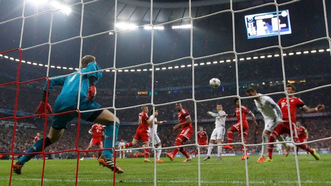 Sergio Ramos z Realu Madrid dává gól do sítě Bayernu Mnichov.