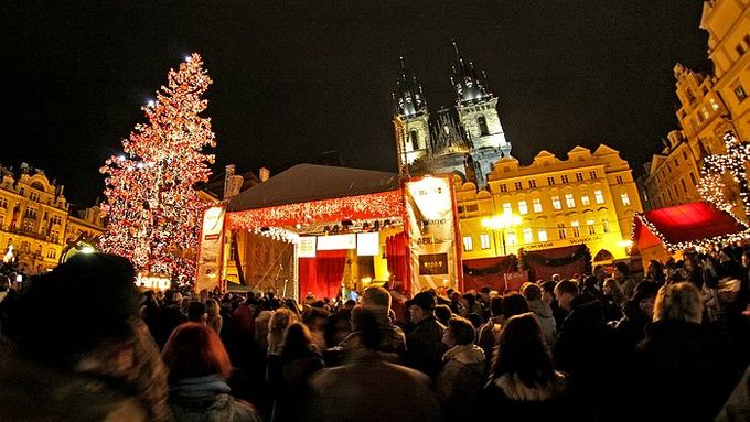 Rozsvěcení vánočního stromu každý rok sledovaly na konci listopadu davy. Byla to velká show.