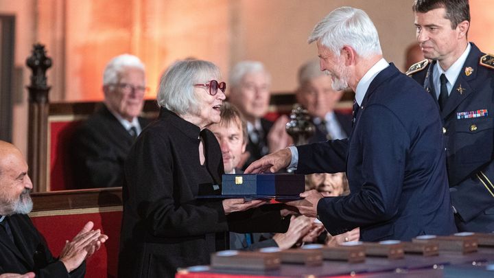 Oproti minulosti to bylo normální, odolal pokušení. Politologové hodnotí vyznamenání