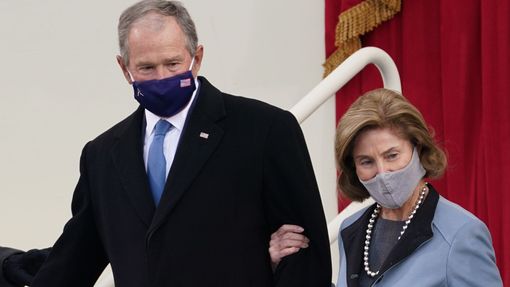 Bývalý prezident USA George Bush se svou ženou Laurou na inauguraci Joea Bidena.