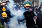 Hongkong žije protesty proti čínské správě, policie proti lidem nasadila slzný plyn