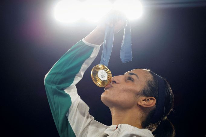 Paris 2024 Olympics - Boxing - Women's 66kg - Victory Ceremony - Roland-Garros Stadium, Paris, France - August 09, 2024. Gold medallist Imane Khelif of Algeria kisses her