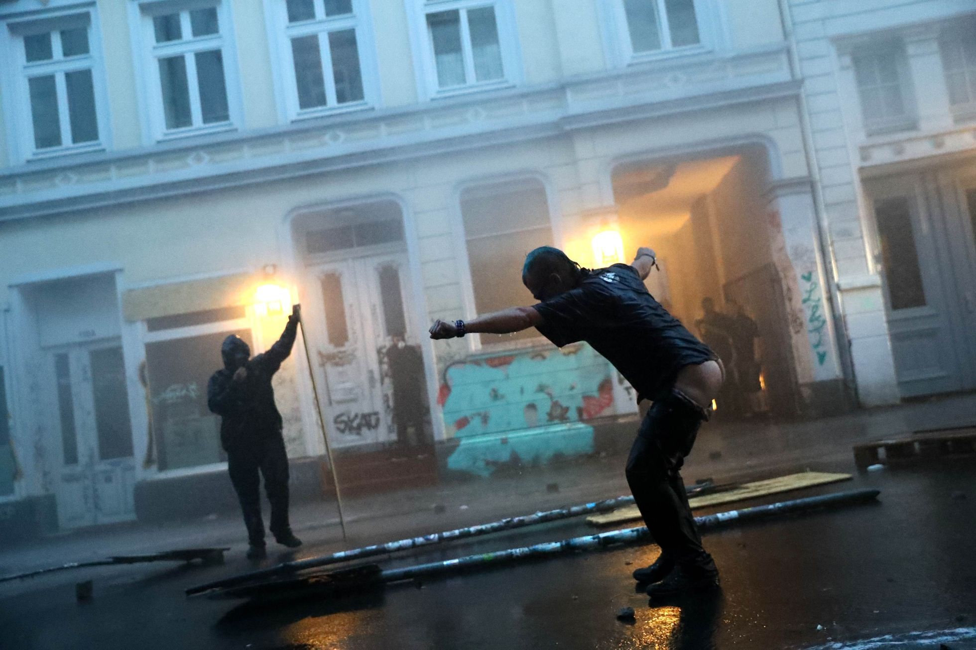 Summit G20 v Hamburku doprovázejí násilné demonstrace.