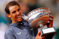 Nadal po další trofeji z Paříže bude hrát až Wimbledon
