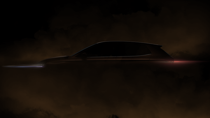 Nová Škoda Fabia se postupně odtajňuje. Má mít větší kufr a víc místa v kabině