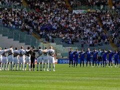 Hráči Lazia (vlevo) a Empoli drží před zápasem minutu ticha za zemřelého Tommase Onofriho.