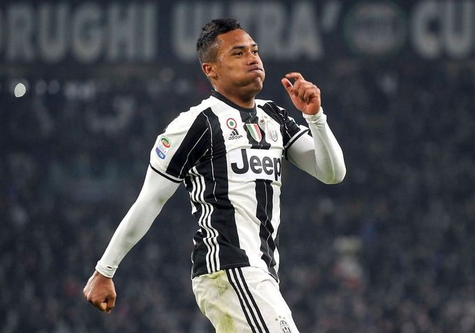 Alex Sandro slaví branku Juventusu v Serii A