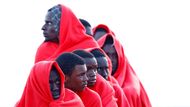 Puerto del Rosario, Španělsko: Migranti odpočívají v přístavu na ostrově Fuerteventura poté, co je na pevninu přivezla španělská pobřežní stráž.