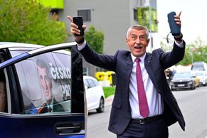 Nejen "řízek pravicový". Smutek i radost ve volebních štábech objektivem reportérů