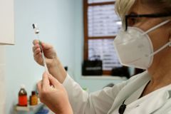 Při naočkování milionu nejstarších ubude úmrtí o 70 procent, píší experti