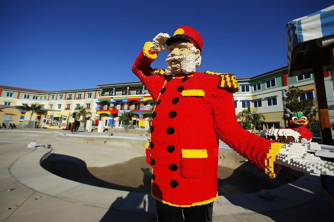 One of hundreds of Lego figures is seen by a pool as construction continues in North America's first ever Lego Hotel currently being built at Legoland in Carlsbad, California, January 17, 2013. The three-story, 250-room hotel will open on April 5. REUTERS/Mike Blake (UNITED STATES - Tags: SOCIETY TRAVEL) Published: Led. 17, 2013, 10:15 odp.