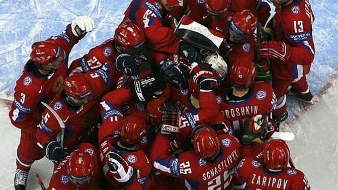 Hokejisté Ruska slaví vítězství nad Českem ve čtvtfinále MS v Moskvě.