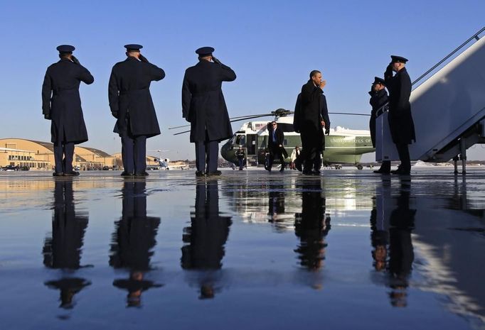 Americký prezident nastupuje do svého Air Force One na Andrewsově letecké základně poblíž Washingtonu.