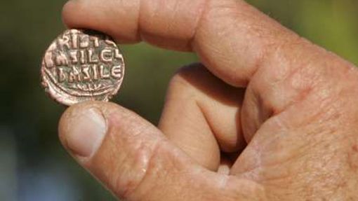 Tiberias (Izrael) - Izraelský archeolog ukazuje starou byzantskou minci pocházející z období okolo roku 1000, nalezenou v archeologickém komplexu Tiberias, na břehu biblického Galilejského moře. Na jedné straně mince je vyobrazena tvář Ježíše a na druhé nápis "Ježíš, král mesiášů"