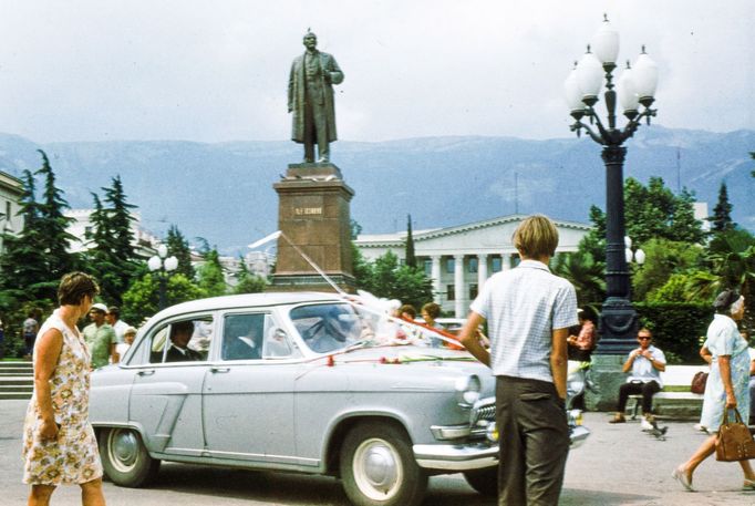 Lidé na Jaltě na Krymu, Ukrajina, rok 1977. Barevná fotografie