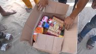 Otevřená krabice s potravinami a dalšími zásobami, které byly doručeny do Rafáhu v rámci aktuální humanitární distribuce Gaza Humanitarian Foundation.