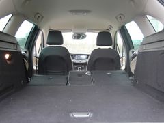 Geometrické tvary kufru a trojdílná zadní sedadla patří k výhodám opelu.