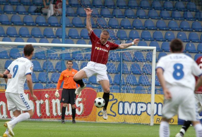 Kdykoliv se k míči dostal Tomáš Řepka, celý stadion kromě sparťanského kotle začal pískat.