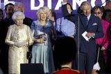 Princ Charles na pódiu přednesl emotivní poctu své matce. (Nalevo stojí královna ve společnosti Charlesovy manželky Camilly.)