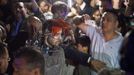 Magician David Blaine walks through the crowd prior to a stunt involving channeling bolts of electricity from various tesla coils charged with one million volts of electricity on Pier 54 in New York, October 5, 2012. Blaine hopes to stand in the same position for 72 hours. REUTERS/Andrew Burton (UNITED STATES - Tags: SOCIETY ENTERTAINMENT) Published: Říj. 6, 2012, 4:07 dop.