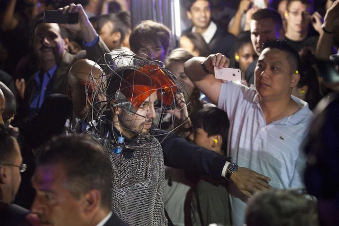 Magician David Blaine walks through the crowd prior to a stunt involving channeling bolts of electricity from various tesla coils charged with one million volts of electricity on Pier 54 in New York, October 5, 2012. Blaine hopes to stand in the same position for 72 hours. REUTERS/Andrew Burton (UNITED STATES - Tags: SOCIETY ENTERTAINMENT) Published: Říj. 6, 2012, 4:07 dop.