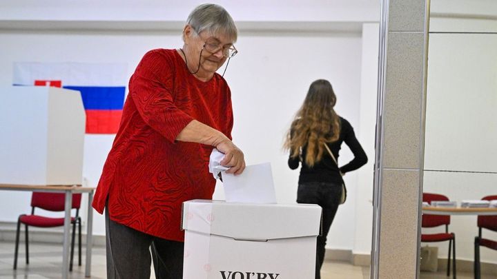 Na Slovensku se otevřely volební místnosti, největší boj svede Fico s Šimečkou