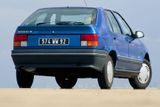 Pohledem na Renault 19 už se dostáváme do vod Tuzexu, který v rovině teorie dokázal na individuální přání dovézt prakticky jakýkoliv automobil včetně Mercedesů nebo BMW. Jen bylo potřeba mít dostatek financí. Existoval ale i oficiální katalog, obsahující třeba právě R19. Ten představoval odpověď na Peugeot 309, Ford Escort nebo VW Golf. Se zážehovou čtrnáctistovkou jej bylo možné pořídit za 78 800 tuzexových korun. Uvážíme-li, že na černém trhu se jedna tuzexová korun rovnala pěti i více korunám normálním, dostaneme se na cenu někde kolem 400 tisíc.