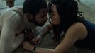 Donald Glover jako John Smith a Maya Erskine v roli Jane Smith.