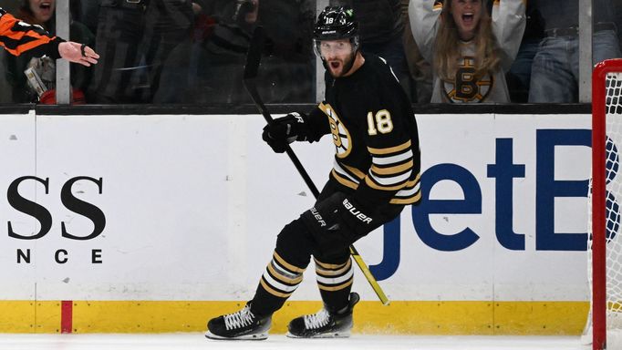 Pavel Zacha slaví vítězný gól Bostonu v utkání s Floridou