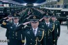 Válka může začít co nevidět, zní v čínském náborovém videu. Čekáme jen na rozkaz zabíjet