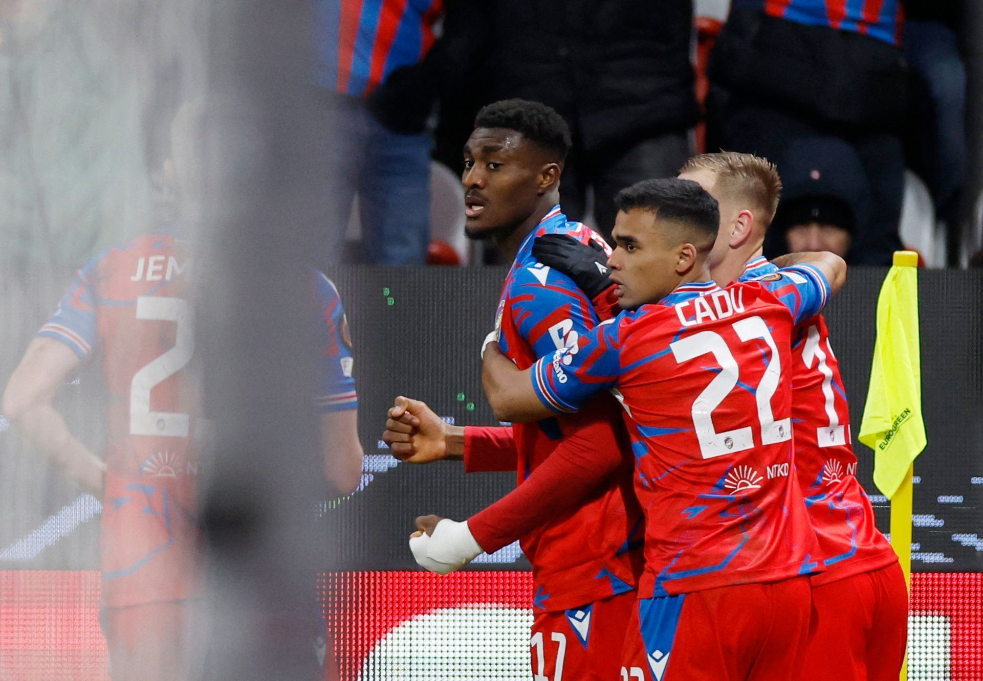 Hráči Plzně slaví gól v zápase EL Viktora Plzeň - Lazio