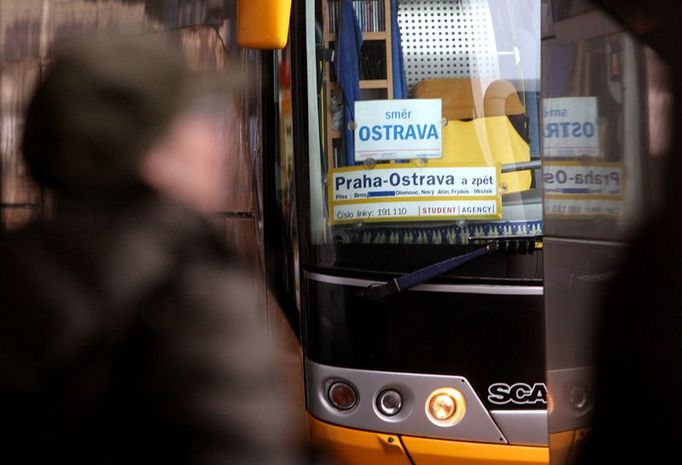 Mezi alternativními dopravci v silniční dopravě se naopak svádí boj o pasažéry co nejlevnějšími nabídkami přepravy.