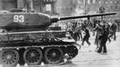 Demonstranti a sovětský tank na Postupimském náměstí. Záběr z povstání 17. června 1953 ve Východním Berlíně.